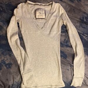Abercrombie & Fitch Light Gray Long Sleeve V-Neck Top